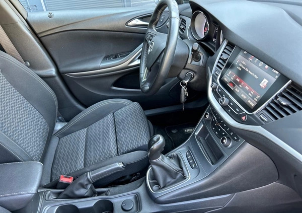 Opel Astra cena 40900 przebieg: 115235, rok produkcji 2018 z Kostrzyn małe 191
